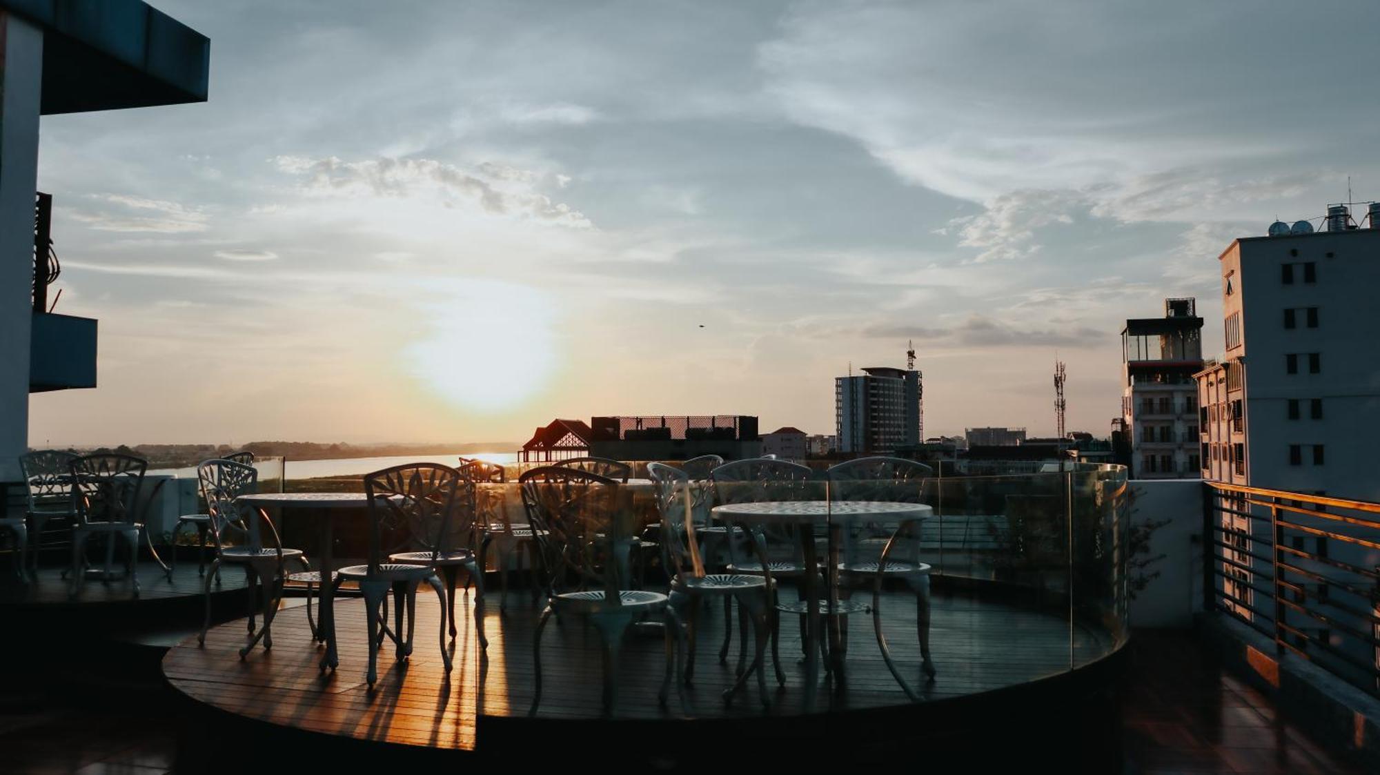 Riverside Hotel Vientiane Esterno foto